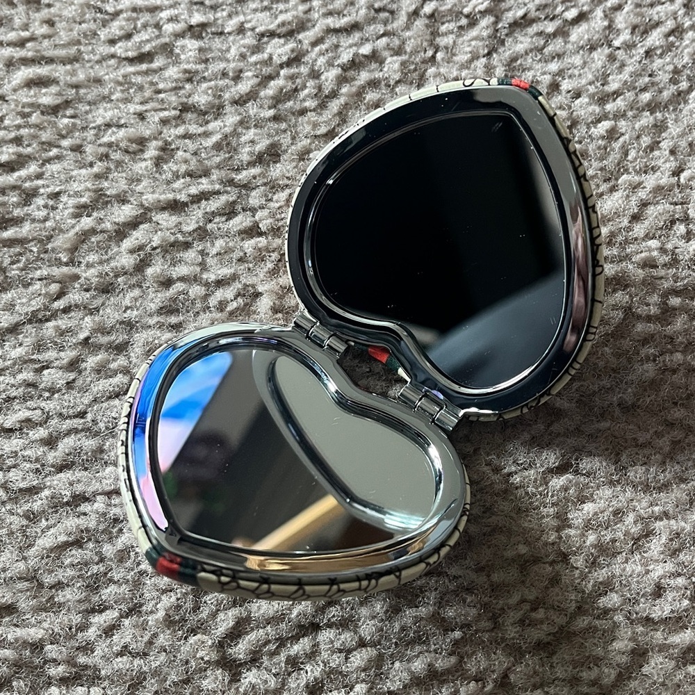 2-1 Heart-Shaped Rose Patterned Mirror and Magnifying Glass - Picture 2 of 2